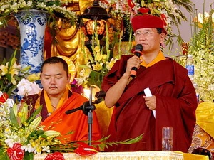 Đức Pháp vương Gyalwang Drukpa (bên phải) tại lễ cầu nguyện. (Ảnh: Thế Anh/TTXVN)