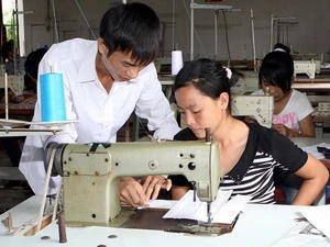 Dạy nghề may cho lao động nông thôn tại Bắc Giang. (Ảnh: Hữu Việt/TTXVN)