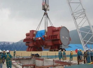Lắp đặt stator tổ máy số 2 Nhà máy nhiệt điện Vũng Áng 1. (Nguồn: Baocongthuong.vn)