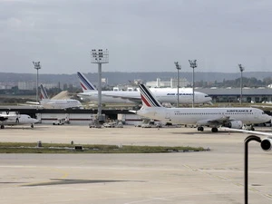 Máy bay của Hãng hàng không Air France tại sân bay Orly (Pháp) ngày 30/10. (Nguồn: AFP/TTXVN)