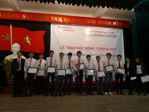 Quang cảnh lễ trao học bổng. (Ảnh: Văn Xuyên/Vietnam+)