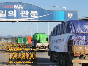 Những chuyến xe chở hàng viện trợ rời thành phố biên giới Paju, miền tây Hàn Quốc để đến CHDCND Triều Tiên. (Nguồn: YONHAP/TTXVN)