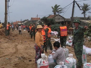 Bộ đội cùng nhân dân xóm Rớ đắp đê tạm chắn triều cường (Nguồn: bee.net.vn)