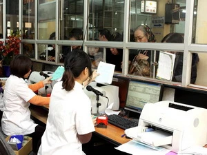 Thanh toán viện phí cho người bệnh có thẻ bảo hiểm y tế tại Bệnh viện Xanh Pôn. (Ảnh: Dương Ngọc/TTXVN)