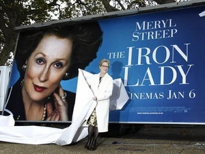 Nữ diễn viên Meryl Streep bên tấm poster quảng cáo cho bộ phim. (Nguồn: Reuters)