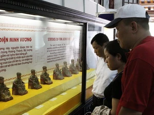 Trưng bày hiện vật gốm sứ sơn mài, pháp lam thời Nguyễn tại Bảo tàng cổ vật cung đình Huế. (Ảnh: Anh Tuấn/TTXVN)