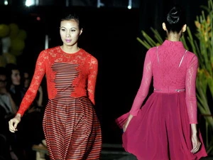 Một buổi trình diễn thời trang do Công ty Vietnam Designers House tổ chức. (Ảnh: Thế Anh/TTXVN)