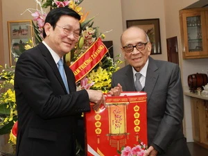 Chủ tịch nước Trương Tấn Sang đến thăm, chúc tết và tặng quà anh hùng lao động, giáo sư Vũ Khiêu. (Ảnh: Nguyễn Khang/TTXVN)