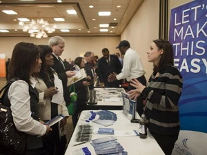 Những người tìm việc làm (trái) tại hội chợ việc làm ở Portland, Oregon, ngày 2/12. (Nguồn: AFP/TTXVN)
