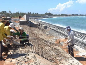 Xây đê kè chắn sóng tại khu vực bãi Lăng (xã Ngũ Phụng, huyện đảo Phú Quý). (Nguồn: binhthuantoday.com)