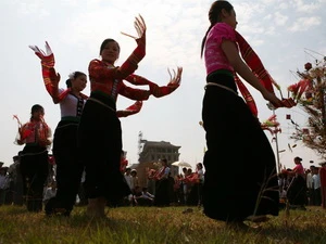 Múa hát trong lễ Hết Chá của người Thái Đen ở Mộc Châu (Sơn La). (Ảnh: Xuân Trường/TTXVN)
