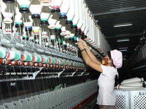 Công ty sợi Coton Khu công nghiệp Đồng Văn 1 làm nhiều sản phẩm xuất khẩu sang thị trường EU. (Ảnh: Trần Tuấn/TTXVN)