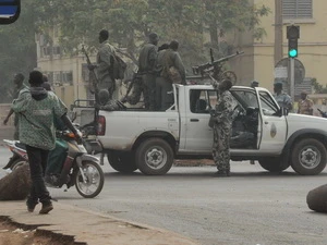 Binh sỹ binh biến trước trụ sở Đài truyền hình quốc gia ở Bamako, Mali ngày 22/3. (Nguồn: THX/TTXVN)