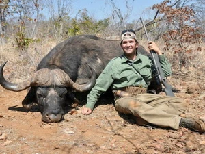 Con trai tỷ phú Mỹ Donald Trump bên "chiến lợi phẩm" săn được. (Nguồn: anorak.co.uk)
