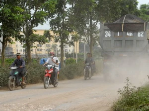 Ô nhiễm trên quốc lộ 70 đoạn qua xã Tây Tựu, huyện Từ Liêm, Hà Nội. (Ảnh: Minh Tú/TTXVN)