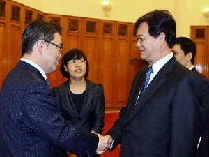 Thủ tướng Nguyễn Tấn Dũng tiếp ông Hideaki Uhmura, Tỉnh trưởng tỉnh Aichi (Nhật Bản) nhân chuyến thăm và làm việc tại Việt Nam. (Ảnh: Nguyễn Dân/TTXVN)