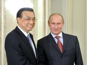 Tổng thống Nga mới được bầu Vladimir Putin (phải) có cuộc gặp với Phó Thủ tướng Trung Quốc Lý Khắc Cường (trái) đang trong chuyến thăm Nga. (Nguồn: AFP/TTXVN)