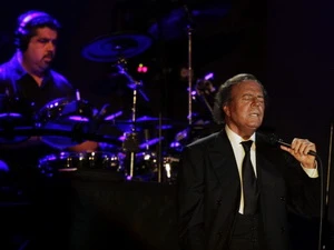 Ca sỹ Tây Ban Nha Julio Iglesias trong một buổi biểu diễn ngày 29/4. (Nguồn: Reuters)