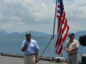 Bộ trưởng Quốc phòng Mỹ Leon Panetta đến thăm vịnh Cam Ranh. (Nguồn: Thanh Niên)