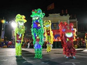 Màn trình diễn của các đội Lân-Sư-Rồng là điểm nhấn trong chương trình diễu hành carnaval “Đêm hội Hoa phượng đỏ” lần thứ nhất. (Ảnh: haiphong.gov.vn)