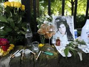 Người hâm mộ tưởng niệm Amy Winehouse năm 2011. (Nguồn: AFP)