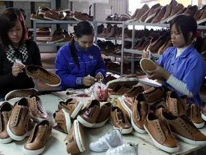 Sản xuất giày xuất khẩu tại công ty TNHH Hóa dệt Hà Tây, Hà Nội. (Ảnh: Trần Việt/Vietnam+)