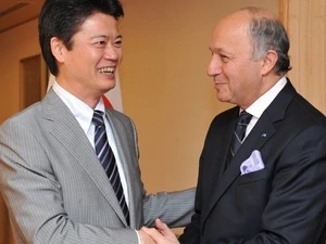 Ngoại trưởng Nhật Bản Koichiro Gemba và người đồng cấp Pháp Laurent Fabius trong cuộc gặp song phương tại Tokyo. (Nguồn: Getty Images)