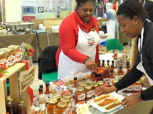 Khách hàng chọn các loại thực phẩm có ớt tại liên hoan Ớt Killarney Mall tại Nam Phi. (Nguồn: THX/TTXVN)