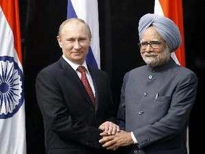Ngày 24/12, tại thủ đô New Delhi, Thủ tướng Ấn Độ Manmohan Singh có cuộc hội đàm với Tổng thống Nga Vladimir Putin (trái). (Nguồn: AFP/TTXVN)