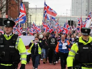 Những người ủng hộ Liên hiệp Anh tuần hành tại Belfast ngày 5/1/2013. (Nguồn: AFP/TTXVN)