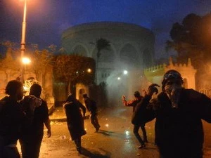 Người biểu tình Ai Cập ném gạch đá vào dinh Tổng thống ở thủ đô Cairo ngày 1/2. (Nguồn: AFP/TTXVN)