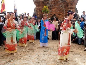 Thiếu nữ Chăm xã Phước Hậu múa quạt tại tháp Pôkong Garai. (Nguồn: baoninhthuan.com.vn)