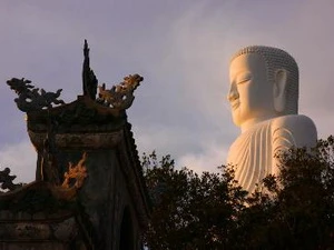 Bức tượng cao 27m bên chùa Linh Ứng, Đà Nẵng. (Ảnh: Ngọc Hà/TTXVN)