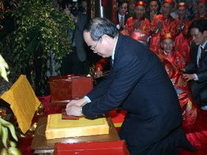 Phó Thủ tướng Nguyễn Thiện Nhân khai ấn tại lễ hội. (Ảnh: Quốc Việt/TTXVN)