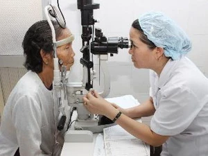 Khám mắt cho các bệnh nhân tại Bệnh viện Mắt Huế bằng máy móc công nghệ cao. (Ảnh: Anh Tuấn/TTXVN)