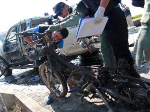 Binh sỹ Thái Lan điều tra tại hiện trường vụ đánh bom ở Yala. (Nguồn: AFP/TTXVN)