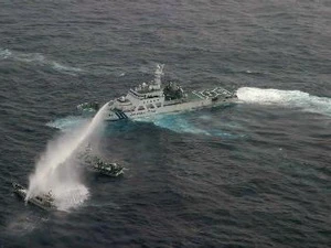 Tàu của lực lượng phòng vệ bờ biển Nhật Bản (phải) phun vòi rồng chặn tàu của Đài Loan (trên, trái) ở gần quần đảo tranh chấp ngày 24/1. (Nguồn: AFP/TTXVN)
