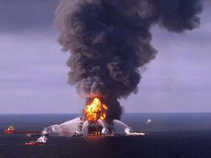 Giàn khoan DeepWater Horizon bốc cháy ngày 9/6/2010. (Ảnh: AFP- TTXVN)