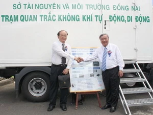 Thứ trưởng Bộ Tài nguyên Môi trường Bùi Cách Tuyến (bên trái) và Giám đốc Sở Tài nguyên Môi trường Đồng Nai Lê Viết Hưng tại trạm quan trắc tự động - di động tháng 10/2012. (Nguồn: monre.gov.vn)