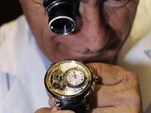 Thợ thủ công bậc thầy Joel Cordier của công ty đồng hồ Thụy Sĩ Jager-LeCoultre giới thiệu chiếc đồng hồ Grand Sonnerie trong bộ "Hybris Mechanica 55" tại Tokyo ngày. (Nguồn: AFP/TTXVN)