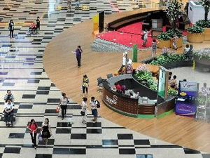 Hành khách tại khu vực quá cảnh ở sân bay quốc tế Changi Singapore ngày 9/5. (Nguồn: AFP/TTXVN)