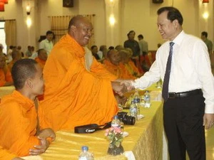Phó Thủ tướng Vũ Văn Ninh với các đại biểu tại buổi họp mặt. (Ảnh: Duy Khương/TTXVN)