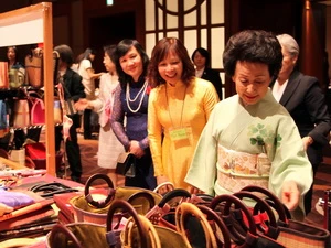 Công chúa Nhật Bản Hitachi ngắm các đồ thủ công của Việt Nam. (Ảnh: Hữu Thắng/Vietnam+)