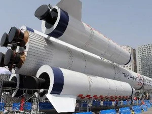 Mô hình tên lửa đẩy Trường Chinh 2F được trưng bày tại Triển lãm hàng không vũ trụ Trung Quốc. (Nguồn: THX/TTXVN)