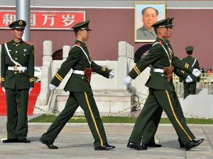 Binh sỹ Trung Quốc tuần tra tại Quảng trường Thiên An Môn ở Bắc Kinh ngày 7/11. (Nguồn: AFP/TTXVN)