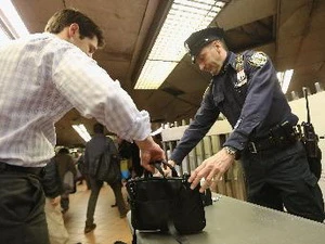 Cảnh sát tăng cường các biện pháp an ninh tại New York sau vụ nổ ở Boston. (Nguồn: AFP/TTXVN)