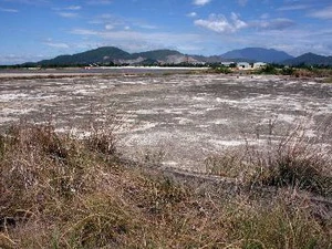 Khu vực bị nhiễm diôxin nặng nhất tại sân bay Đà Nẵng được xử lý đổ bê tông tạm thời. (Ảnh: Trần Lê Lâm/TTXVN)