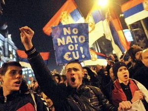 Người Serbia biểu tình phản đối thỏa thuận về việc kiểm soát chung bốn cửa khẩu trên địa giới hành chính giữa Serbia và Kosovo bắt đầu có hiệu lực ngày 10/12/2012. (Nguồn: AFP/TTXVN) 