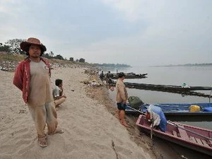 Mực nước sông Mekong xuống thấp tại làng Mai, ngoại ô Vientiane (Lào). (Nguồn: AFP/TTXVN)