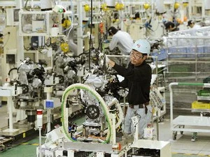 Công nhân làm việc trong nhà máy mới của Công ty ôtô Toyota Đông Nhật Bản ở Taiwa, Nhật Bản ngày 14/12/2012. (Nguồn: Kyodo/TTXVN)